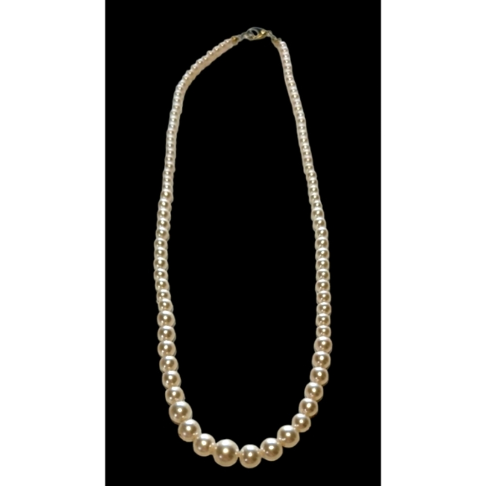 Traditional graduated faux pearl choker necklace